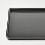 Couvercle rectangulaire en plastique noir avec deux petits trous de drainage, faisant partie de la série KUGGIS.