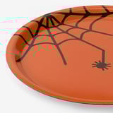 Plateau orange sur le thème de l’effrayant avec un motif de toile d’araignée noire, idéal pour Halloween.