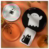 Quatre assiettes sur le thème d’Halloween : blanc, noir, orange, blanc ; Formes circulaires ou rectangulaires.