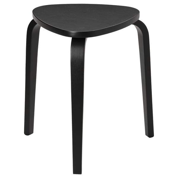Un tabouret KYRRE noir avec une assise triangulaire et trois pieds courbés en placage et en bois, conçu pour être empilable et stable.