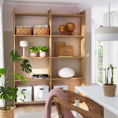 Étagère en bois LÅDMAKARE, design léger et aéré, s’adapte parfaitement à la fenêtre, expose des plantes et des vases, abrite des livres, des paniers et des boîtes, grande, robuste.