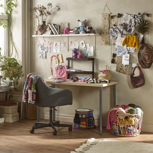 Espace de travail créatif avec bureau LAGKAPTEN , fournitures d’artisanat et décoration.