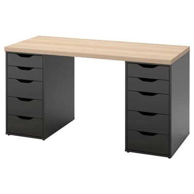 Un bureau ikea LAGKAPTEN en chêne clair et noir avec cinq tiroirs par côté.