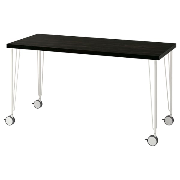 Bureau LAGKAPTEN : plateau noir, pieds blancs avec roulettes. Design moderne et rectangulaire.