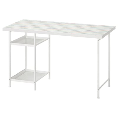 Bureau LAGKAPTEN blanc avec plateau grillagé coloré, 2 étagères en fil de fer, pieds réglables.