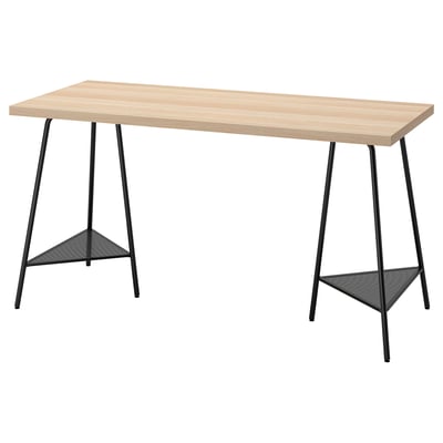 Un bureau LAGKAPTEN avec un plateau en bois clair et des pieds en métal noir, doté d’un design minimaliste et moderne avec des bases triangulaires.