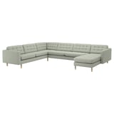 Canapé sectionnel moderne, gris clair, en forme de L avec dossier et coussins d’assise capitonnés, pieds en bois.