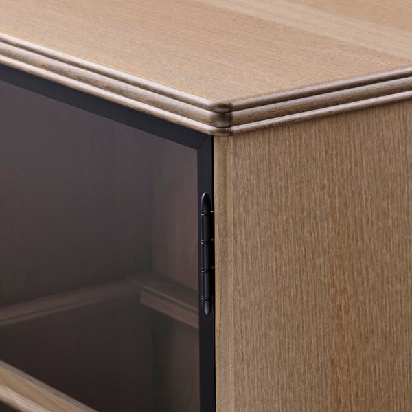 Meubles en bois avec portes vitrées.