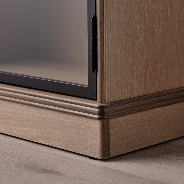 Élégant meuble LANESUND avec base en bois robuste et portes en verre, mettant en valeur l’artisanat de qualité.