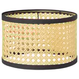 Abat-jour LÅNGSKEPPS : texture tissée naturelle, forme ronde avec bordure noire, émet un éclairage chaud.