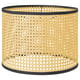 Un abat-jour en bambou tissé de couleur or nommé LÅNGSKEPPS. Il a une forme cylindrique avec des motifs complexes et un bord noir.
