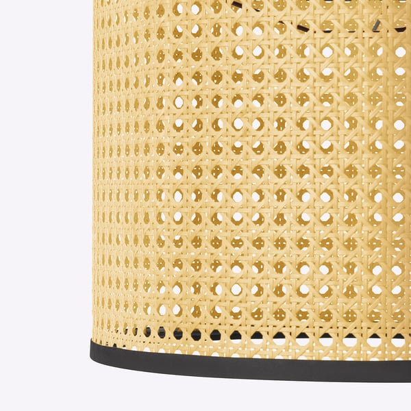 Abat-jour cylindrique en osier, gros plan, mettant en valeur un motif naturel complexe et étroitement tissé pour un look rustique et élégant.