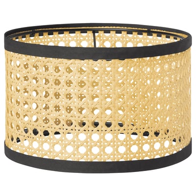 Abat-jour LÅNGSKEPPS : texture tissée naturelle, forme ronde avec bordure noire, émet un éclairage chaud.