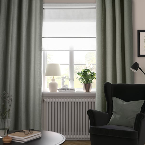 Chambre confortable avec rideaux gris-vert LENDA, chaise noire, plante, lampe et vase.