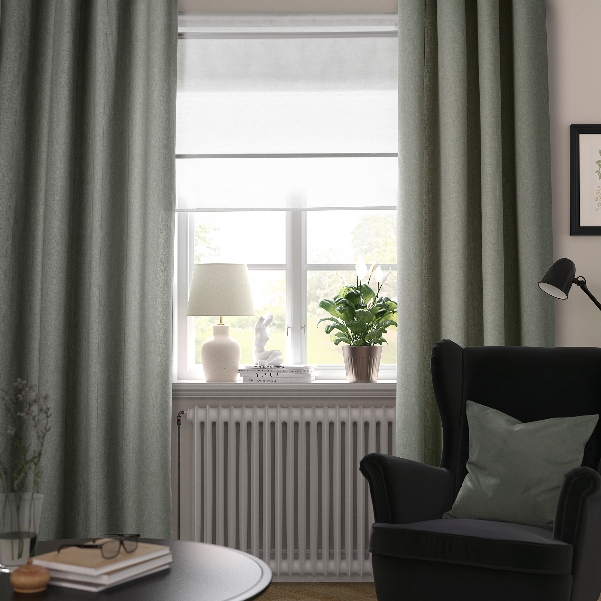 Chambre confortable avec rideaux gris-vert LENDA, chaise noire, plante, lampe et vase.