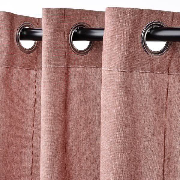 Les rideaux brun-rouge avec œillets pendent soigneusement, mettant en valeur la texture du tissage linéaire. Les œillets permettent une glisse en douceur sur les tiges.