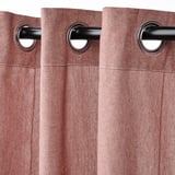 Les rideaux brun-rouge avec œillets pendent soigneusement, mettant en valeur la texture du tissage linéaire. Les œillets permettent une glisse en douceur sur les tiges.