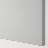 Panneau lisse plaqué gris avec des détails de bord nets, mettant en valeur une finition de haute qualité.