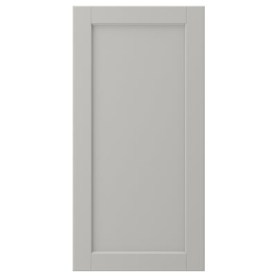 Porte d’armoire de cuisine gris clair LERHYTTAN, cadre en bois massif avec bords biseautés et panneau encastré.