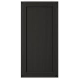 Porte de cuisine LERHYTTAN noire avec cadre en bois et bords biseautés.