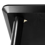 Gros plan du bord de table noir moderne, design élégant, finition lisse, construction robuste.