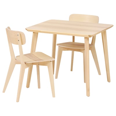 Un ensemble de salle à manger LISABO avec une finition en placage de frêne clair. Il comprend une table carrée et deux chaises au design scandinave moderne.