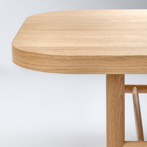 Gros plan d’un élégant plateau de table en bois naturel. Bois lisse et de couleur claire, grain fin et conception robuste.