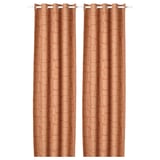 Les rideaux orange LÖNNSTÄVMAL, texturés, assortis avec dessus à œillets, bloquent la lumière.