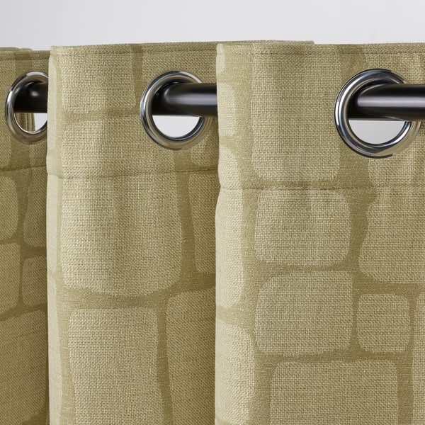 Rideaux texturés vert olive avec œillets pour une ouverture et une fermeture faciles, avec un effet de blocage pour assombrir les pièces.