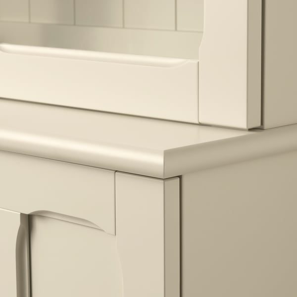 Armoire propre et moderne avec une finition lisse et blanche. Porte vitrée et étagères réglables.