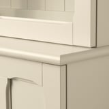 Armoire propre et moderne avec une finition lisse et blanche. Porte vitrée et étagères réglables.