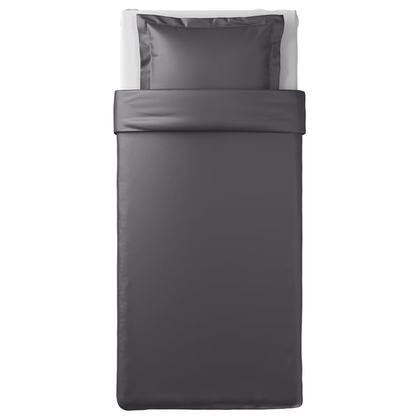 L’image montre la couette LUKTJASMIN en gris, en lyocell et coton, soigneusement disposée dans une forme rectangulaire avec une texture lisse.