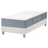 Un sommier LYNGÖR blanc avec un matelas gris et blanc doté de 7 zones de confort et de ressorts ensachés.