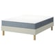 Lit LYNGÖR avec matelas blanc, côtés bleus, pieds en bois. Design moderne et minimaliste.