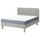 Ensemble de lit rembourré LYNGÖR gris clair. Une tête de lit douce, une base à lattes plates et un matelas à ressorts encoussés sur des pieds en bois léger.