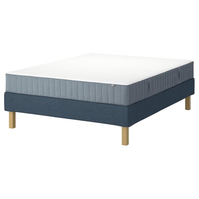 Sommier de lit IKEA LYNGÖR avec matelas valevåg. Cadre bleu, forme carrée. Lattes plates, matelas à cinq zones.