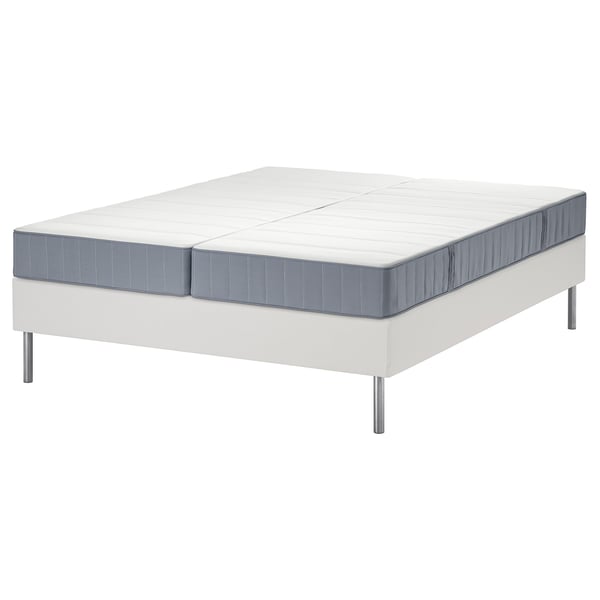 Un sommier LYNGÖR blanc avec un matelas vesteröy gris. Il a un design moderne avec des pieds en métal et un look élégant.