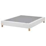 Présente un sommier LYNGÖR blanc avec des pieds en bois, doté d’un design plat et minimaliste.