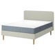 Lit LYNGÖR blanc avec matelas gris, pieds en bois, tête de lit rembourrée.
