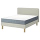 Lit LYNGÖR : base crème, matelas gris avec 5 zones de confort, pieds en bois, tête de lit douce.
