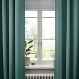 Fenêtre avec rideaux turquoise foncé, œillets pour un glissement en douceur, intimité. Décor : plante et vases.
