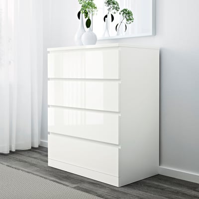 Commode MALM blanche avec 4 tiroirs lisses. Design élégant et minimaliste. Coffre-fort avec support mural.