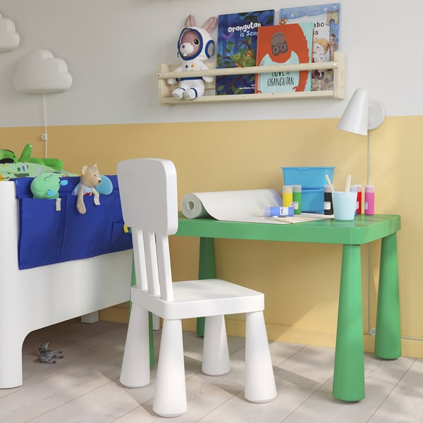 Ensemble de chaises et de tables pour enfants MAMMUT, léger, intérieur/extérieur. Étagère jaune avec des livres et des jouets.