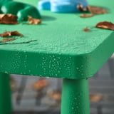 Gros plan de la table verte pour enfants avec des gouttelettes d’eau, parfaite pour jouer en plein air.