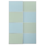 Une porte coulissante moderne au design rectangulaire élégant dans les tons bleus et verts. Fabriqué en aluminium et en panneaux de fibres, il est parfait pour les cadres pax.