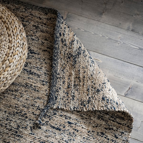 Tapis rustique en jute MELHOLT, accents noirs, rectangulaire. Tissé à la main, fibres naturelles, texture organique, décoration intérieure confortable.