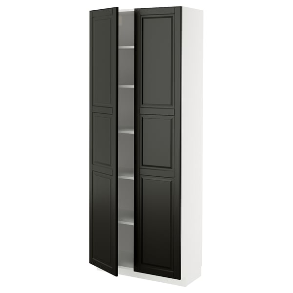 Une grande armoire METOD blanche avec des portes bodbyn noires, avec des bords biseautés et des étagères réglables.