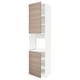 Une grande armoire de cuisine blanche avec des portes à motifs de bois. Il est doté de deux tablettes réglables et est conçu pour un rangement polyvalent.
