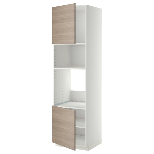 Une armoire de cuisine IKEA METOD avec des portes en brokhult à motifs de bois et plusieurs étagères blanches, adaptée au rangement des articles de cuisine.