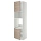 Une armoire de cuisine IKEA METOD avec des portes en brokhult à motifs de bois et plusieurs étagères blanches, adaptée au rangement des articles de cuisine.